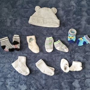 Mixed brand nb & 0-3m 7 pairs socks & hat w ears